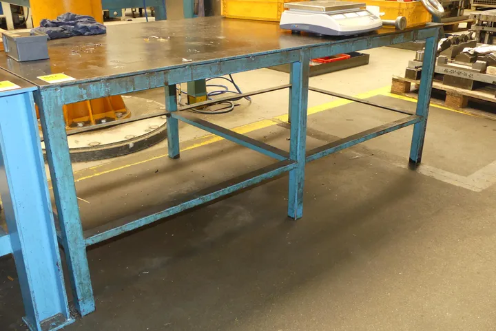 Werktisch/Stahltisch, blau, ohne Inhalt Maße in cm ca. 200 x 100 x 75